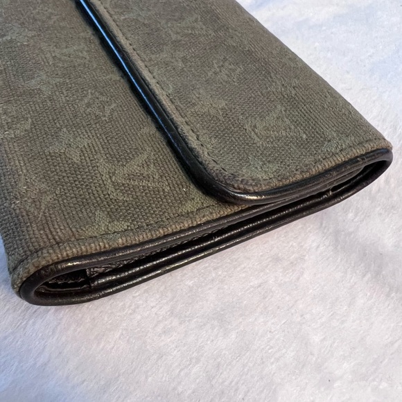 Louis Vuitton Monogram Snap Closure Wallet. Color Green, good condition. - Picture 9 of 10